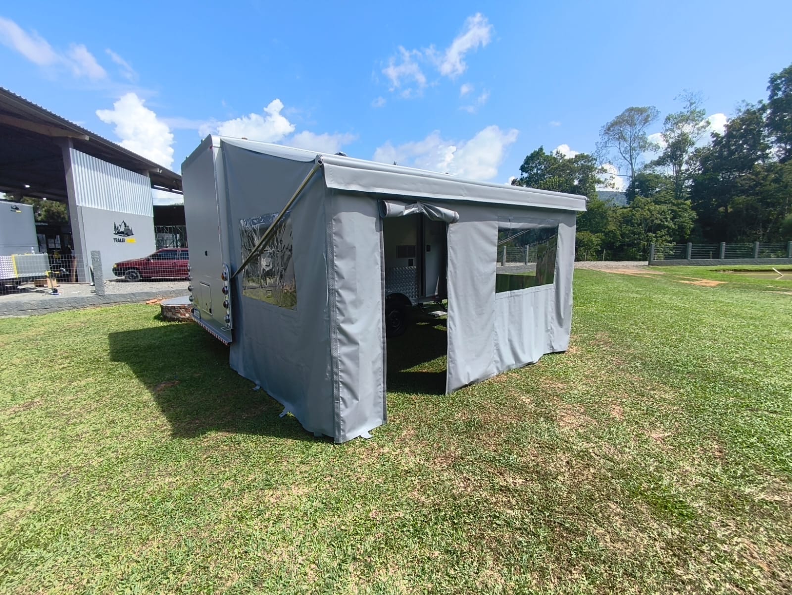 Fechamento em lona para motorhome com toldo lateral e visores